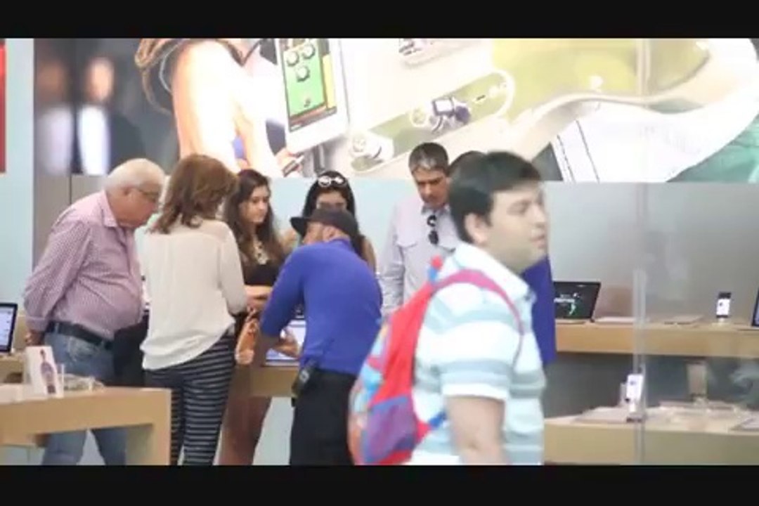 William Bonner passeia em shopping carioca com as filhas