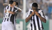 Lindo chapéu! Robinho humilha adversário na Vila Belmiro