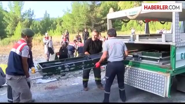 Tur Otobüsü Şarampole Uçtu 13 Ölü, 15 Yaralı