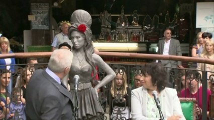 Une statue de bronze à la mémoire d'Amy Winehouse dévoilée à Londres