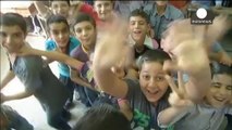 Ritorno tra i banchi di scuola per migliaia di studenti di Gaza City e di Damasco