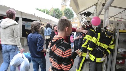 Ce mannequin de pompier fiche la frousse