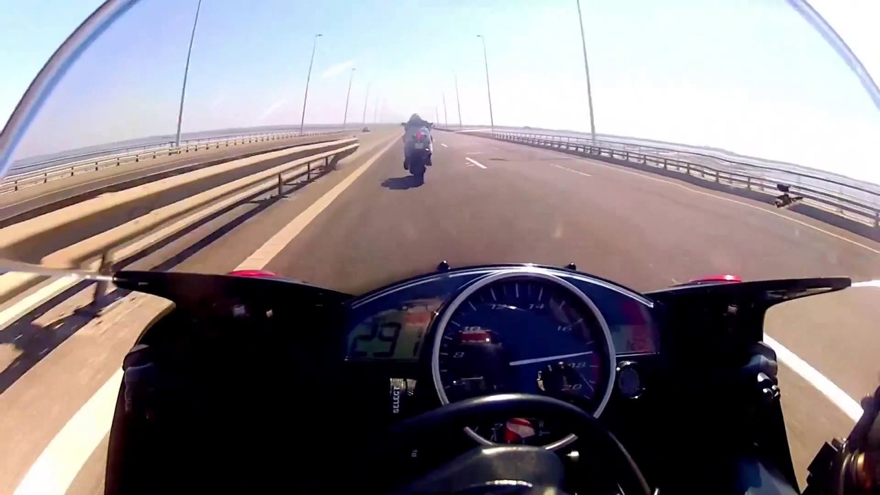 Yamaha R1 VS R6 à très grande vitesse (+300km/h!)