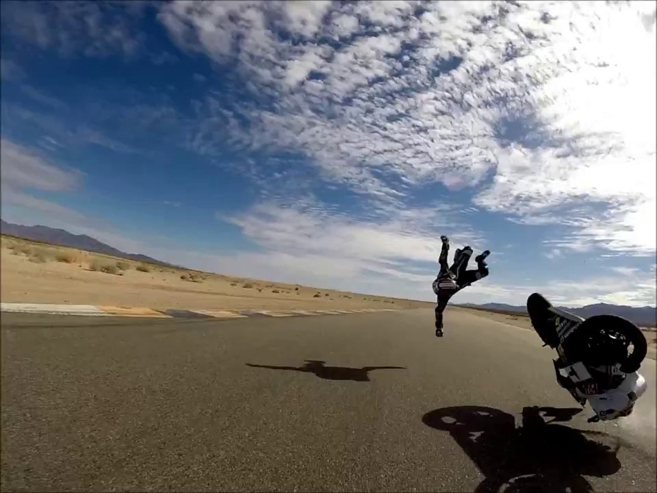 Gros crash en "high side" à grande vitesse sur circuit de moto
