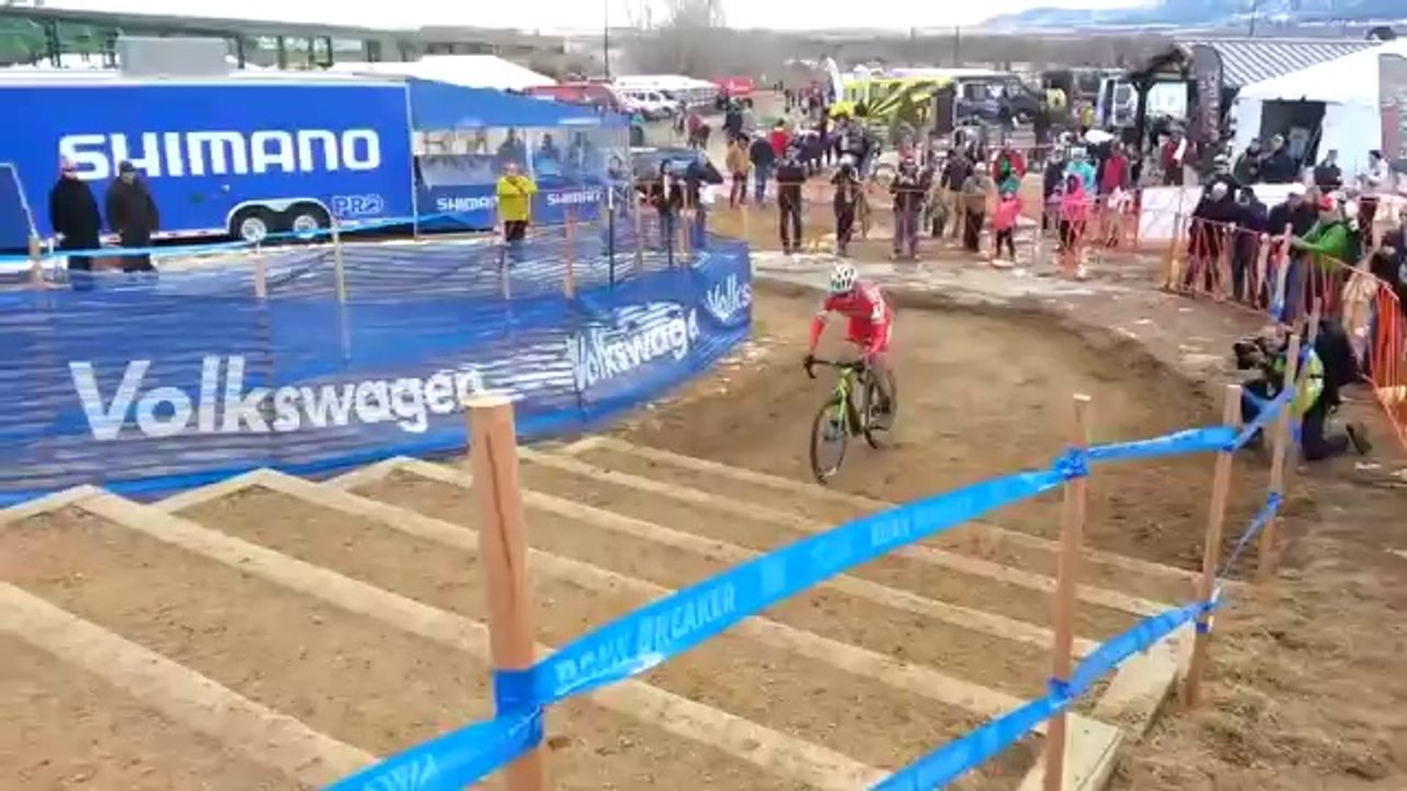 Monter des escaliers avec un vélo de course