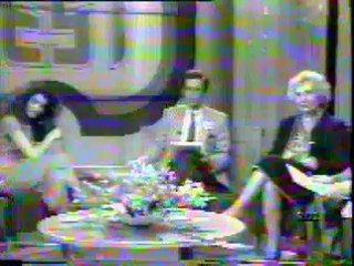 LORETTA GOGGI imita contemporaneamente Heather Parisi e Franco Miseria.