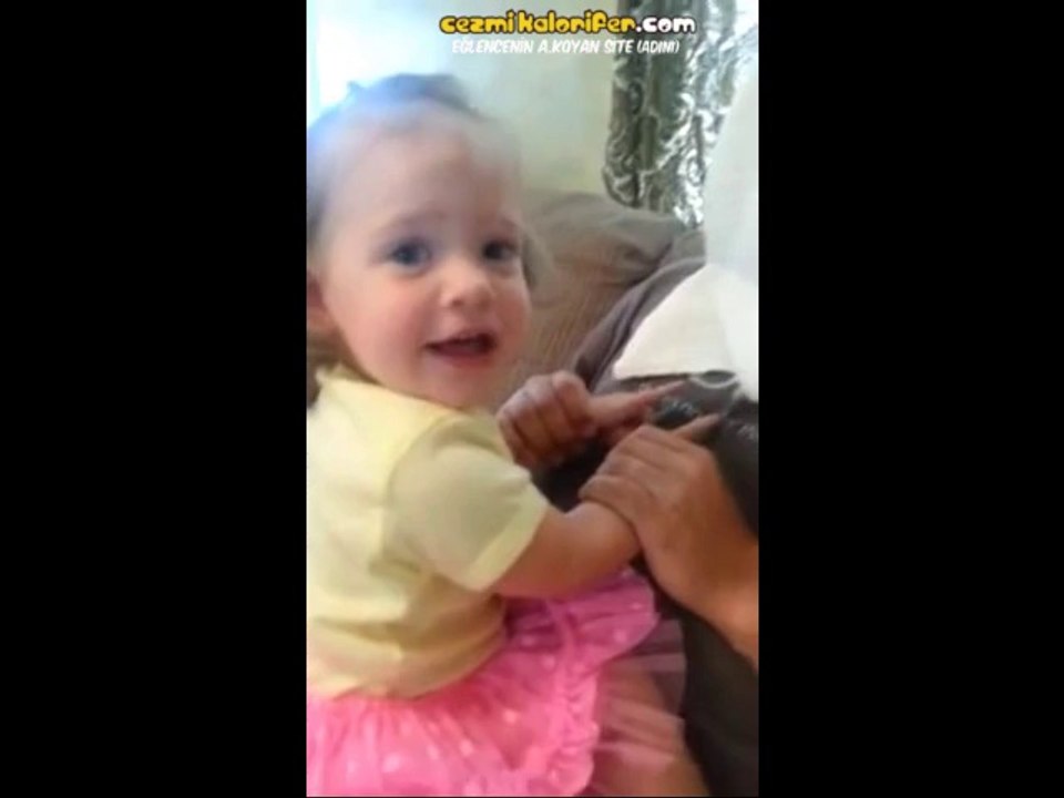 Babasının Sakalsız Halini İlk Kez Gören Bebeğin Komik Tepkisi