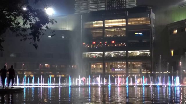 Travel - Malaysia Petronas Towers Musical Fountain