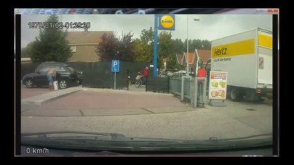 Aanrijding met scooter.    Car crash.