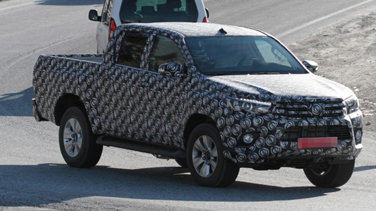 2016 Toyota Hilux Spied For First Time !