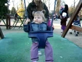 Lorèna fait de la balançoire