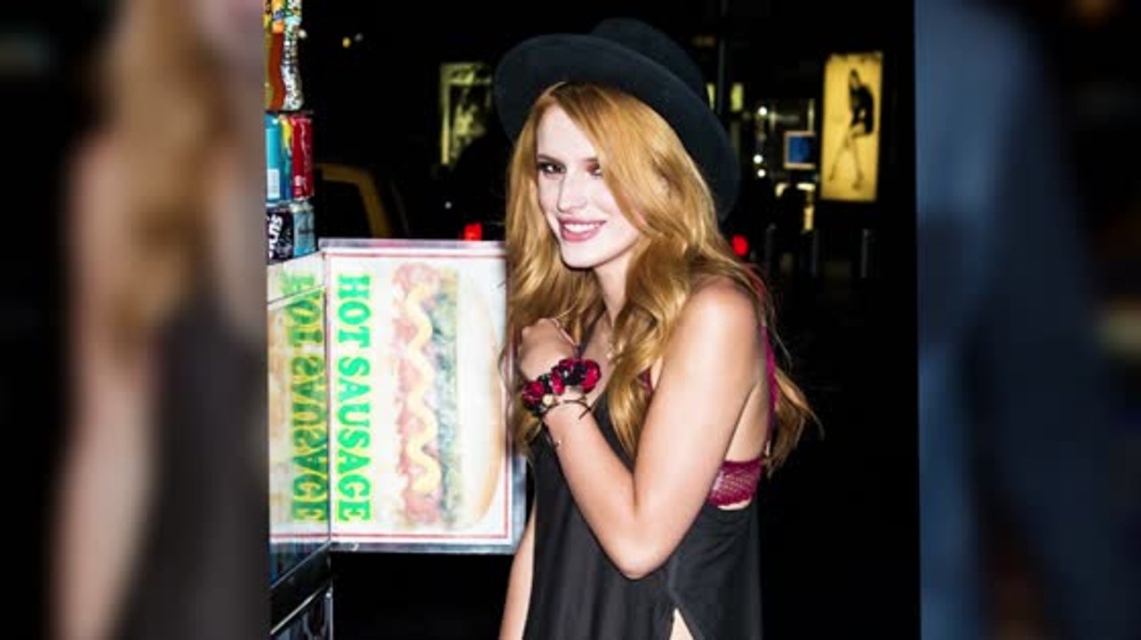 Bella Thorne disfruta un antojo tarde en la noche
