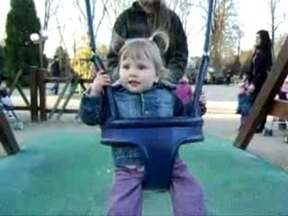 Lorèna fait de la balançoire (2)