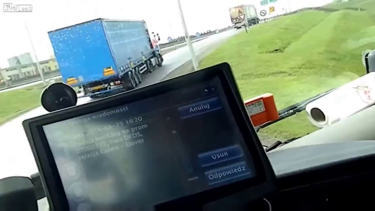 Calais: FRENCH TREACHERY - detour route set up so illegals have more chances to climb on trucks