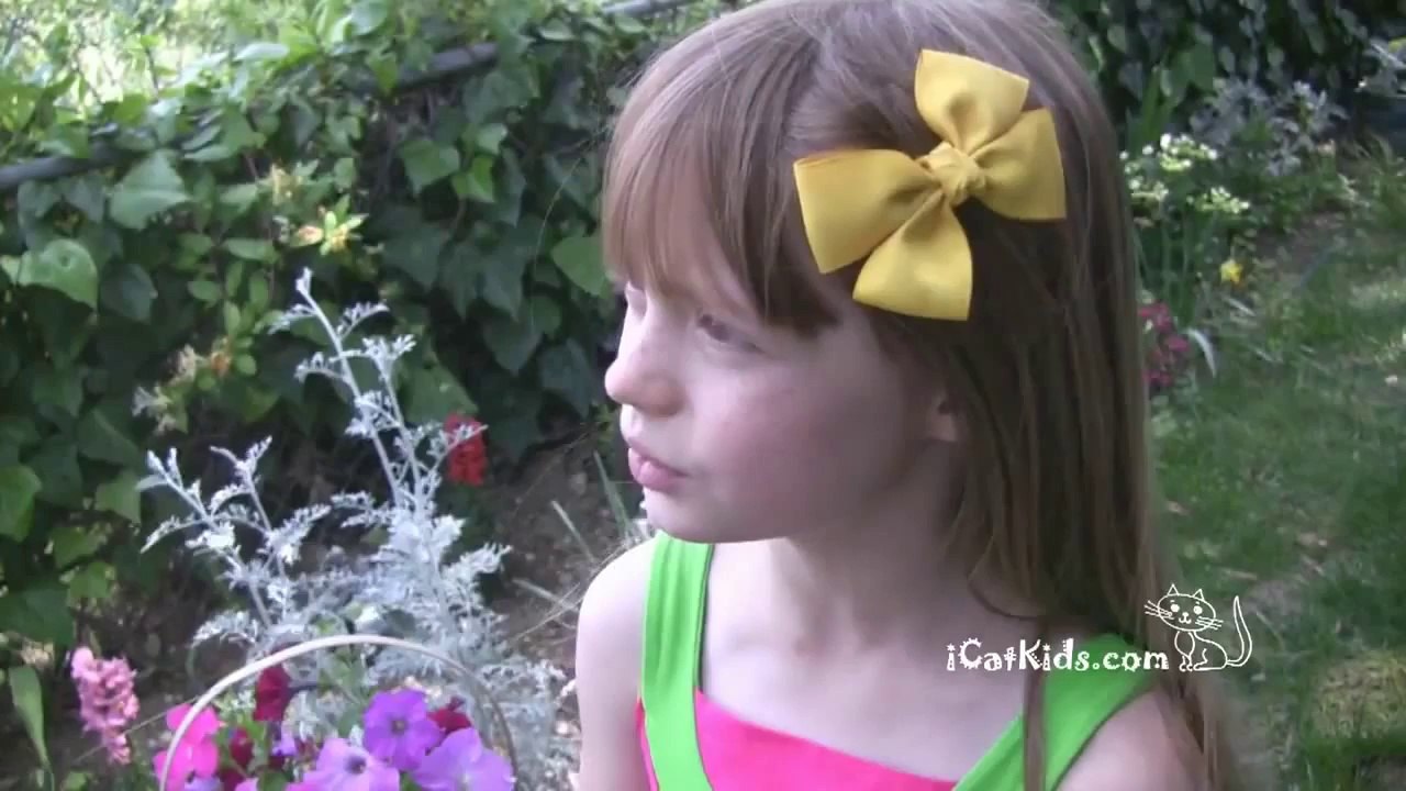 Kid shows funny animals _D