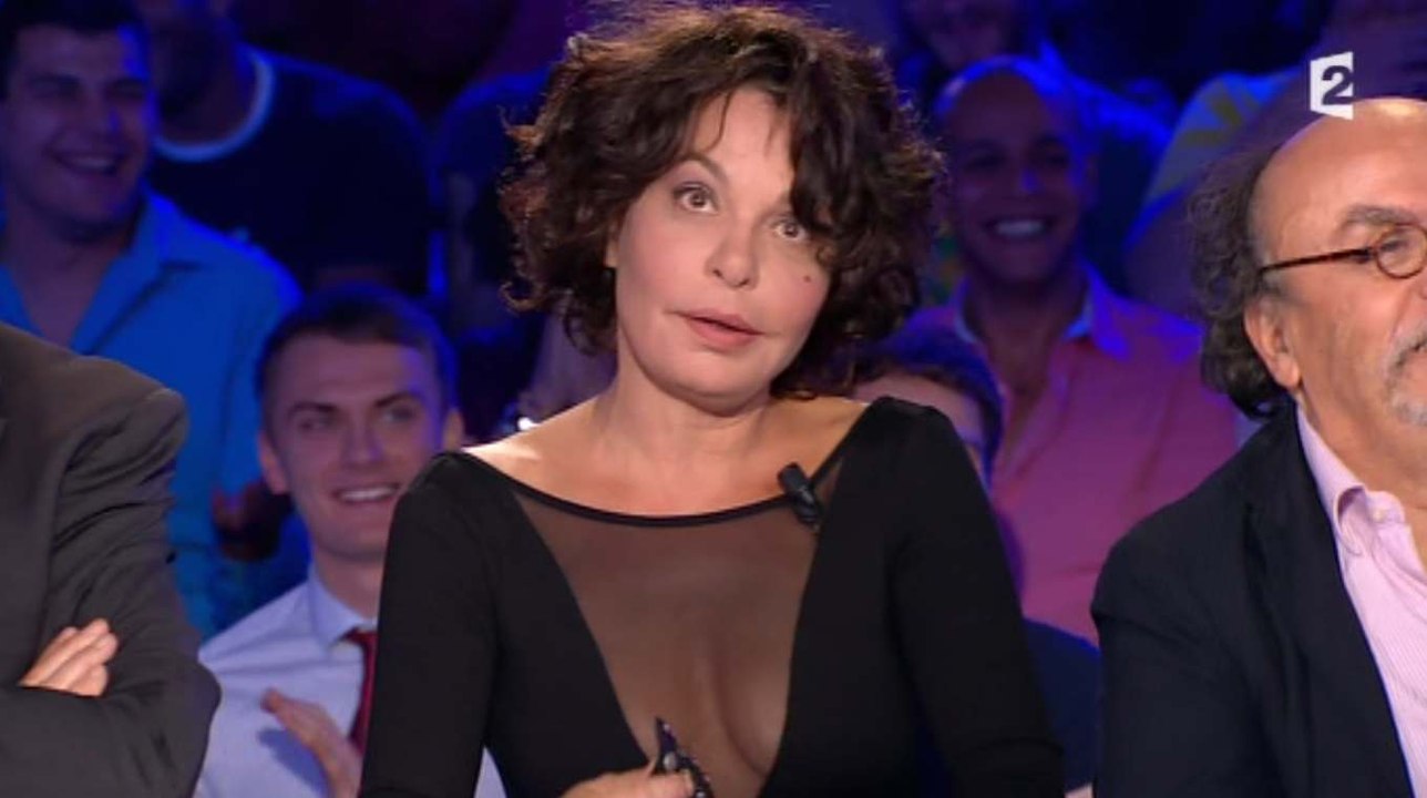 Isabelle Mergault se fait toucher les seins - ZAPPING PEOPLE DU 15/09/2014