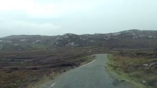 Andree Anne Rachel 2014 Video sur la route étroite serpentant dans les collines rocailleuses de l'île Harris.