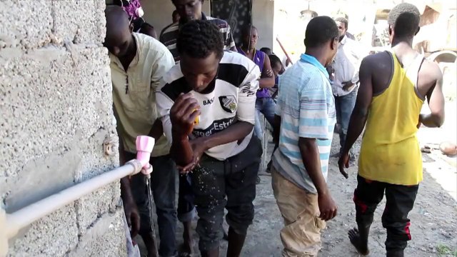 Mais de cem imigrantes resgatados de naufrágio na Líbia