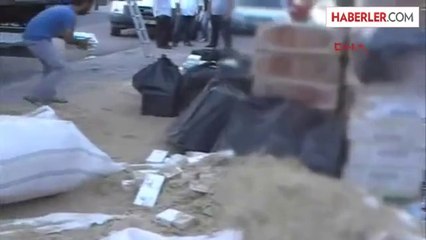 Saman Yüklü Kamyon Kasasında 50 Bin Kaçak Sigara