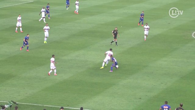 Que categoria! Ganso 'inventa' drible espetacular