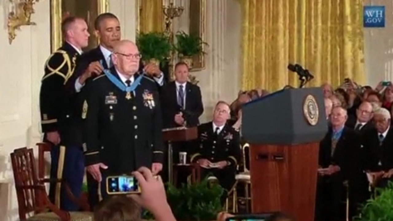 Obama presents medals of honor to Vietnam veterans