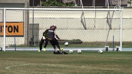 Sob forte calor, Jefferson treina no mesmo dia do desembarque