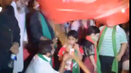 کاشف بھائی بچوں کے ساتھ دھرنے پر دیکھیے بچے کیا کہ رہے ہیں