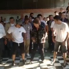 Dilma Rousseff dança break com jovens em Madureira