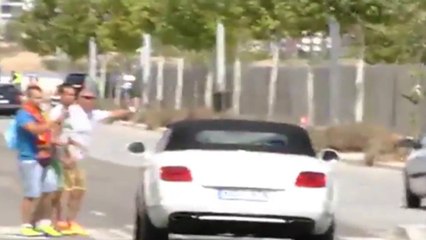 Após derrota, torcedores atacam carro de craque do Real