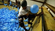 Faire du skate dans une piscine à ballons