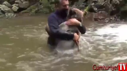 Ayıyla dostluğun böylesi: Gel oğlum deyip kucaklaştı