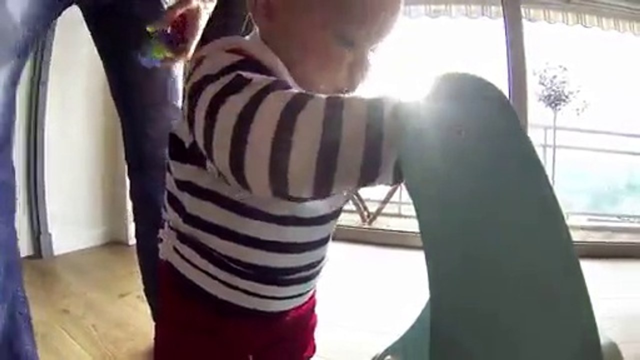 Premiers pas d'un bébé filmé (Gopro)
