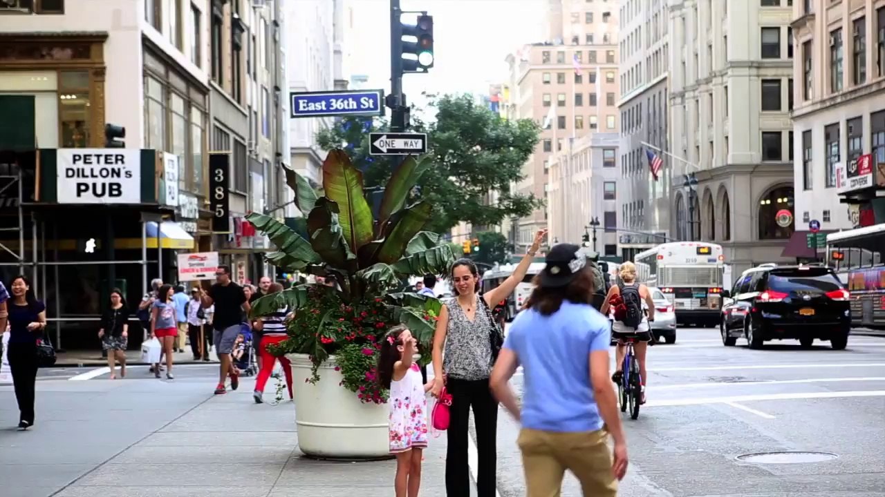 Il tape dans la main de passants qui appellent un taxi... Tape m'en cinq à New York!