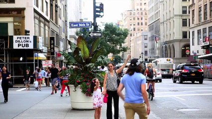 Il tape dans la main de passants qui appellent un taxi... Tape m'en cinq à New York!