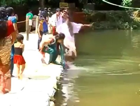 Se jeter à l'eau pour sauver un enfant qui n'a plus besoin d'aide : moment très gênant!