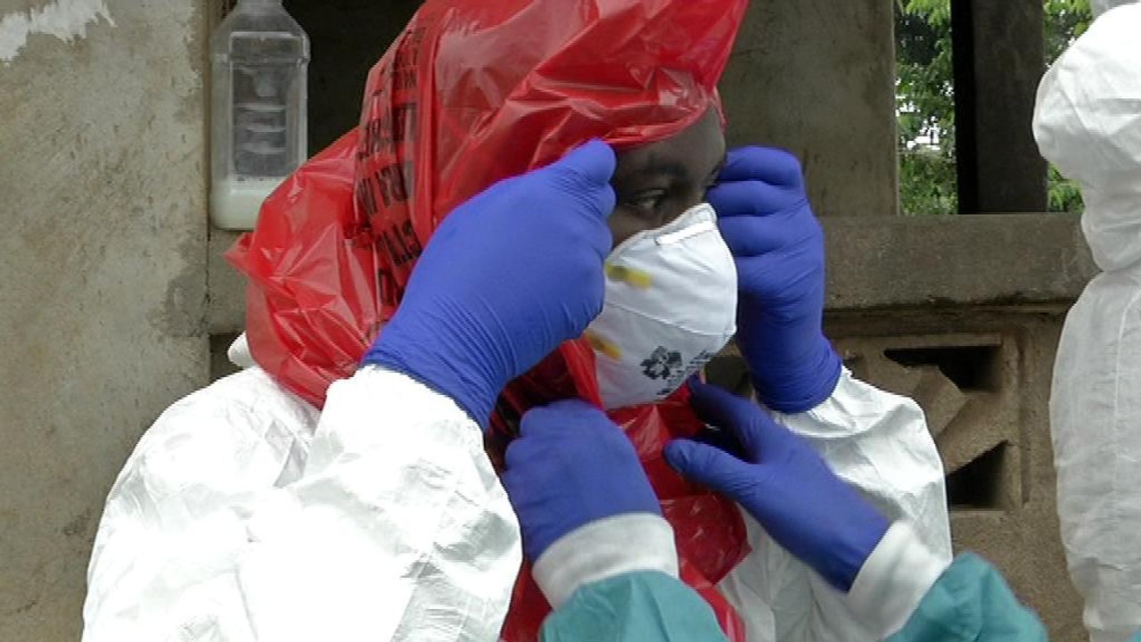 REPORTAGE - Liberia: Avec les ramasseurs de cadavres du virus Ebola