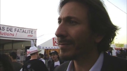 Jérôme Guedj devant le stand des Jeunes Socialistes contre l'austérité