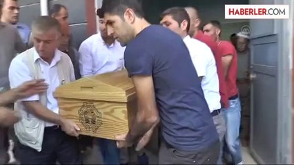 Yol kenarında erkek cesedi -