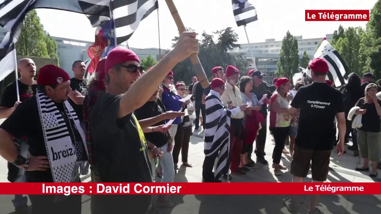 Rennes. Des Bonnets rouges chantent le bro gozh ma zadoù