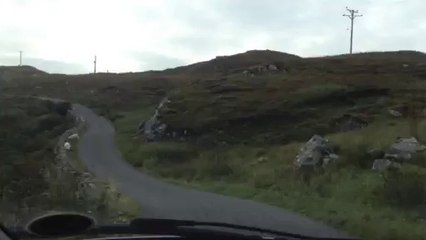 Andree Anne Rachel 2014: Video démontrant l'étroitesse des routes sinueuses et vallonneuses en Ecosse, habitée par de jolis moutons pas trop peureux! Ici, sur l'île de Scalpay...