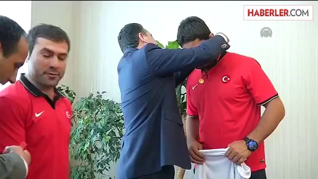 AK Parti Genel Sekreteri İpek, dünya şampiyonu Akgül'ü kabul etti -