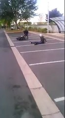 Deux jeunes en scooters veulent prouver qu'ils sont ghetto ! Mais non... pas aujourd'hui !