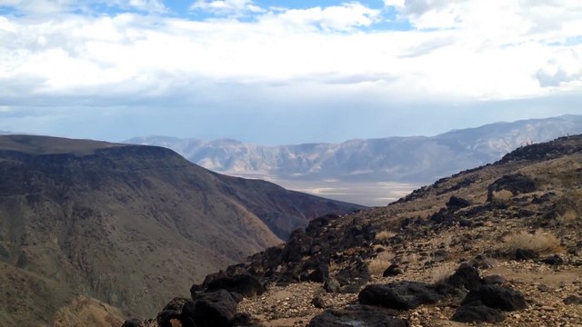Mais que font ces avions de chasse dans la vallée de la mort ?