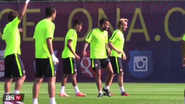 Dani Alves e Neymar mostram ginga em treino do Barça