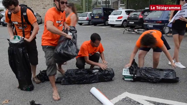 Vannes. Collectif Ai'ta : une centaine de panneaux déposés devant le Conseil Général