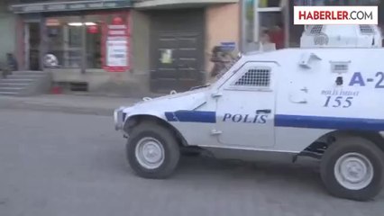 Yürksekova'da eylemciler, orta okulun kapısını zincirle kilitledi -