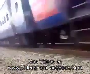 Il se couche sous un train en marche