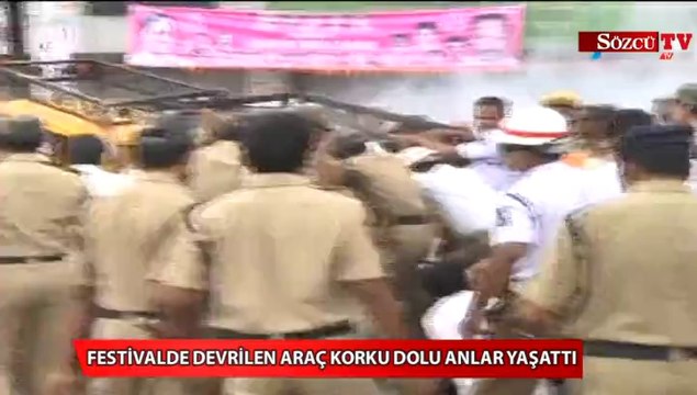 Festivalde devrilen araç korku dolu anlar yaşattı