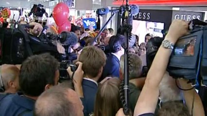 Miliband heckled during visit to Edinburgh