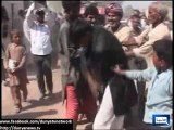 Dunya News - Shujabad: Desperate flood-victims attack aid truck